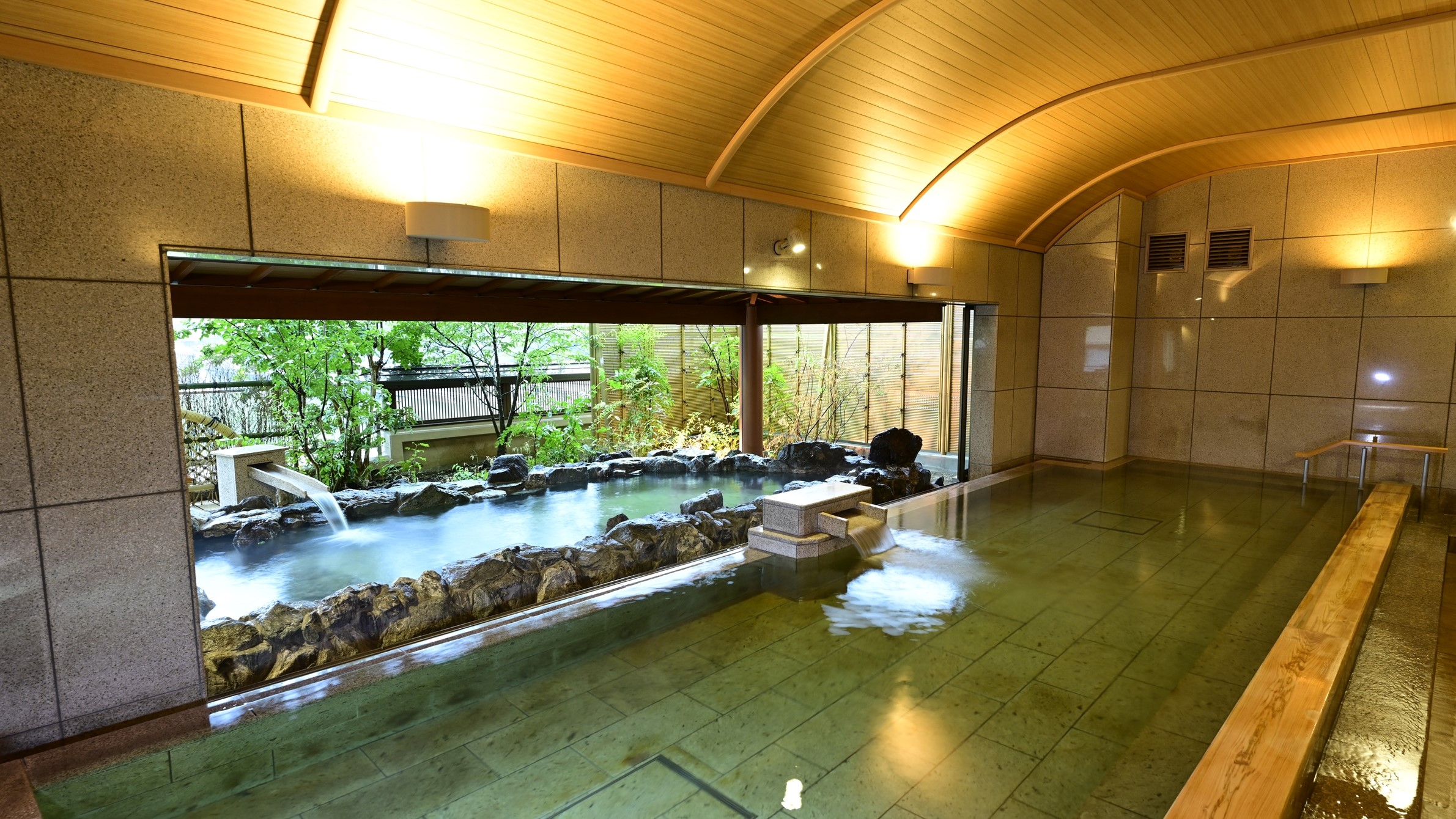 3階　露天・大浴場「山並みの湯屋」
