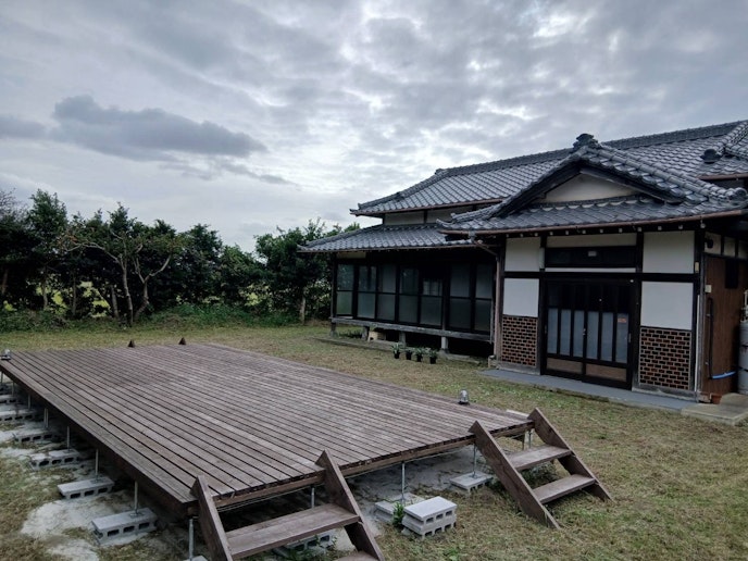 母屋とウッドデッキ