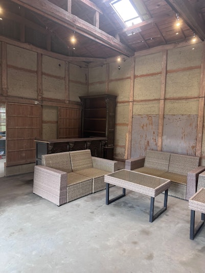 納屋室内にもライト沢山設置してます