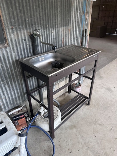 納屋には手洗い場も設置