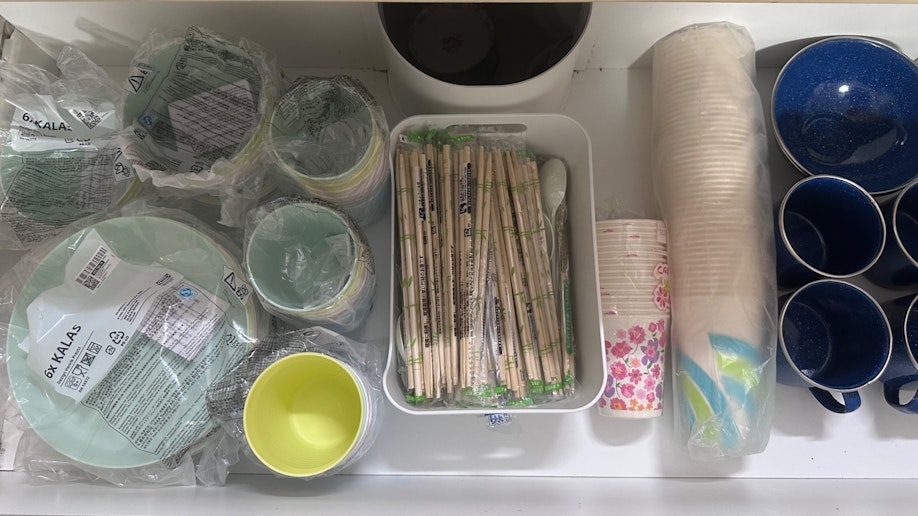 割れないお皿やコップなど大量にご用意してます