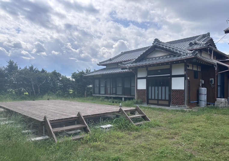 古民家と広大な敷地にはウッドデッキ設置