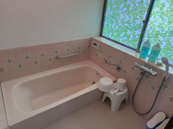 大きい浴槽とリンスインシャンプー、トリートメントも備え付けてます