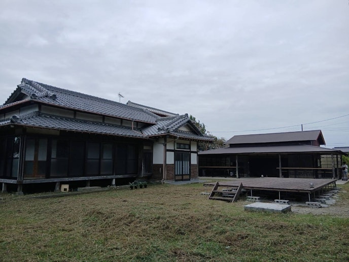 母屋と納屋とウッドデッキ