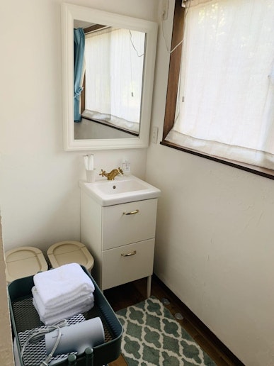 【白いコテージ（定員４名）】明るい洗面台