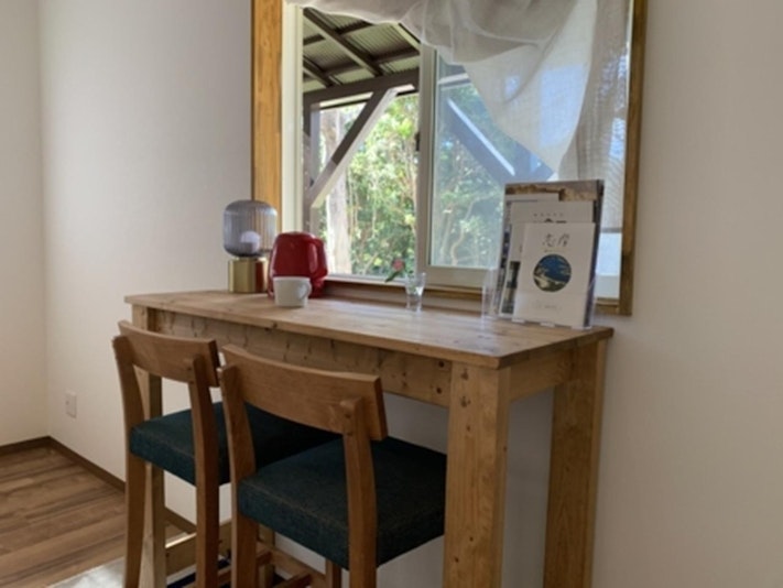 【メイン宿泊棟（定員６名）】樹木を眺めながらほっと一息