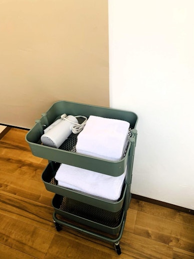 【白いコテージ（定員４名）】脱衣場にはロールスクリーン