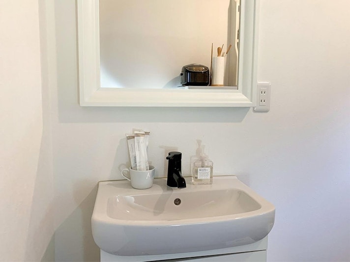 【メイン宿泊棟（定員６名）】鏡の大きな洗面台