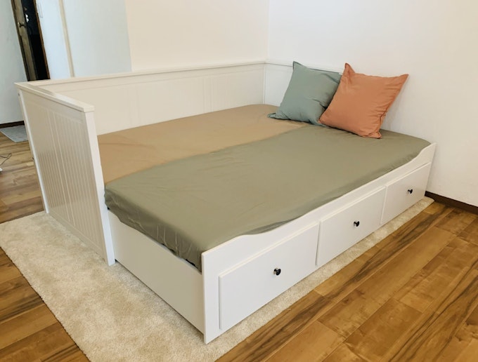 【白いコテージ（定員４名）】ソファベッドはダブルサイズベッドに