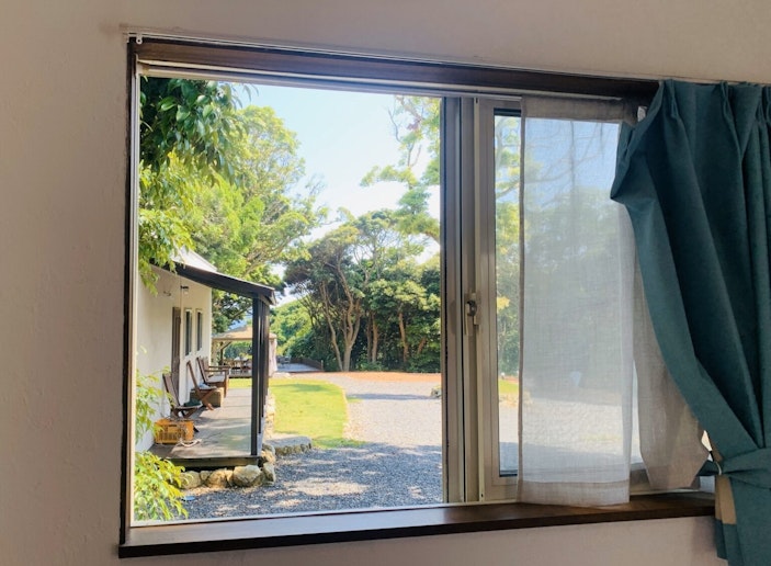 【白いコテージ（定員４名）】窓からの眺め