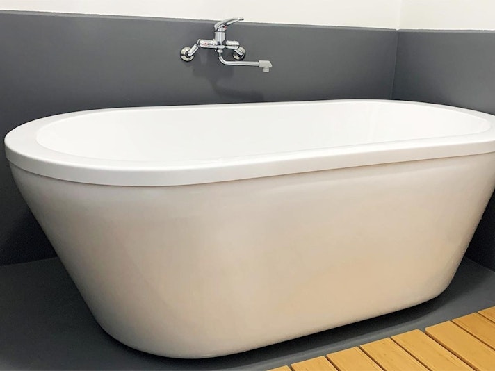 【メイン宿泊棟（定員６名）】大きなバスタブでのんびり