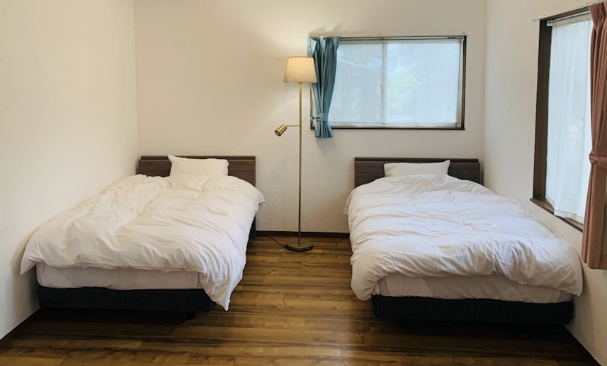 【白いコテージ（定員４名）】 セミダブルのシモンズベッド