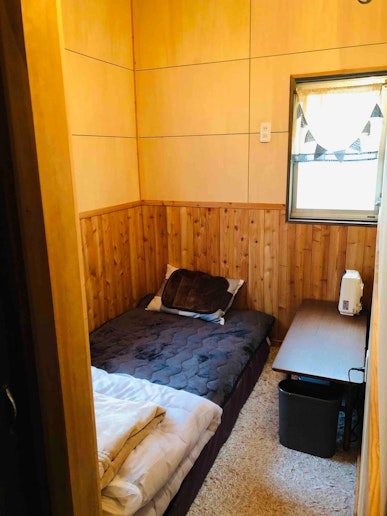 此方のお部屋は狭いお部屋です、マットレスに布団が引かれております。４.８６平米