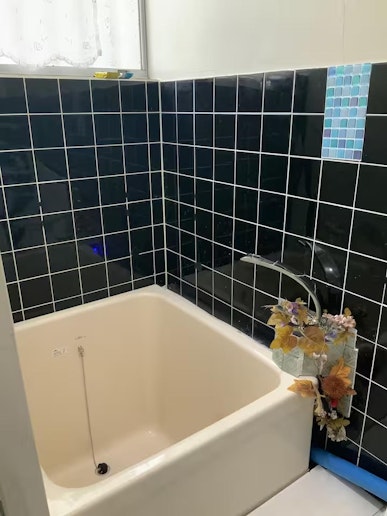 豪華ではありませんが浴槽を設備致しました、アロマの香りでリラックスして下さい。