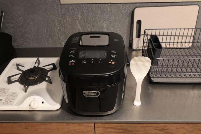 炊飯器などの調理器具を用意しています