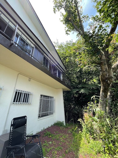 裏庭では喫煙可能です