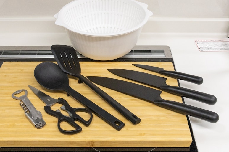 鍋、調理器具、食器などご用意しています。