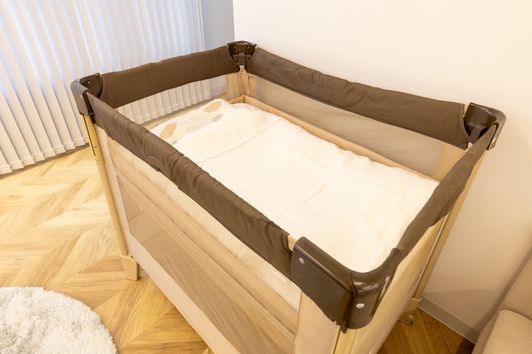 ベビーベッド※高さは２段階で調節可能です。