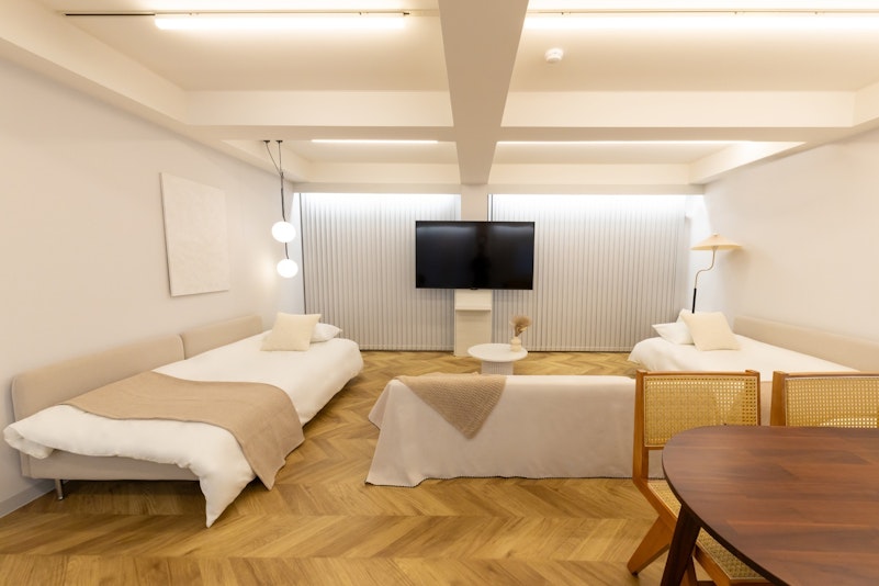 リビングにエクストラベッド２台追加可能です。