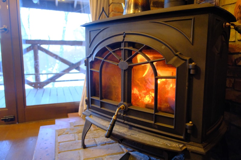薪ストーブ　冬季はご到着時に着火しておくこともできます