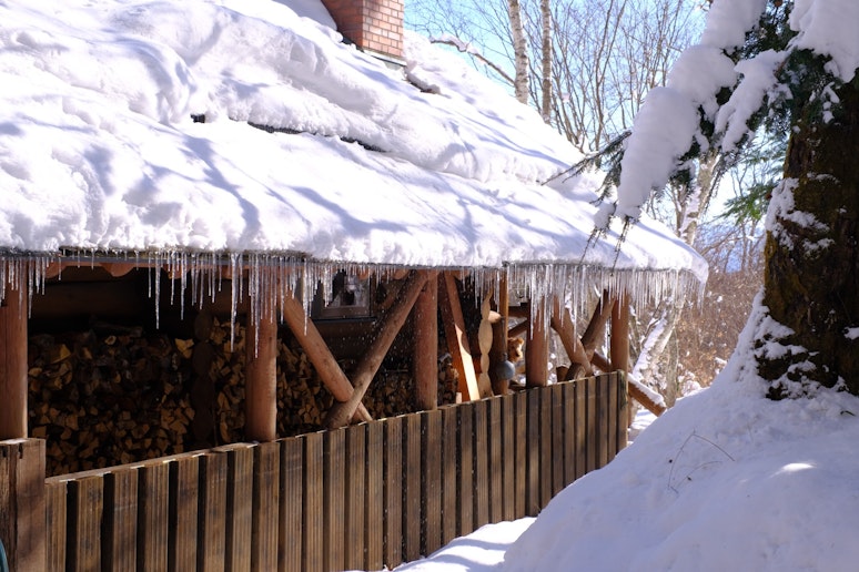 デッキ内に薪を置いております