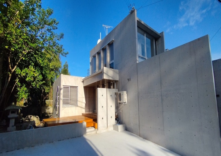 コンクリート造りの、洗練されたデザインが特徴的な宿でバカンスをお楽しみください。