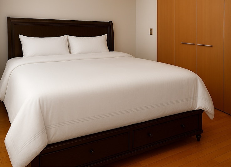 キングサイズベッドのご用意もございます。ふかふかなベッドで心地よい眠りをご堪能ください。