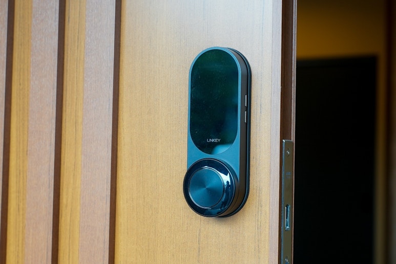 タッチ式玄関錠を採用