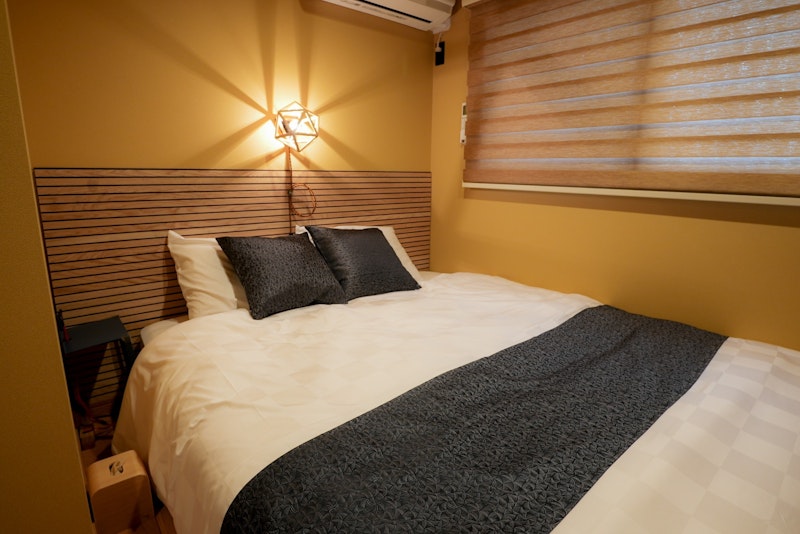 ゆったりクイーンサイズのベッド