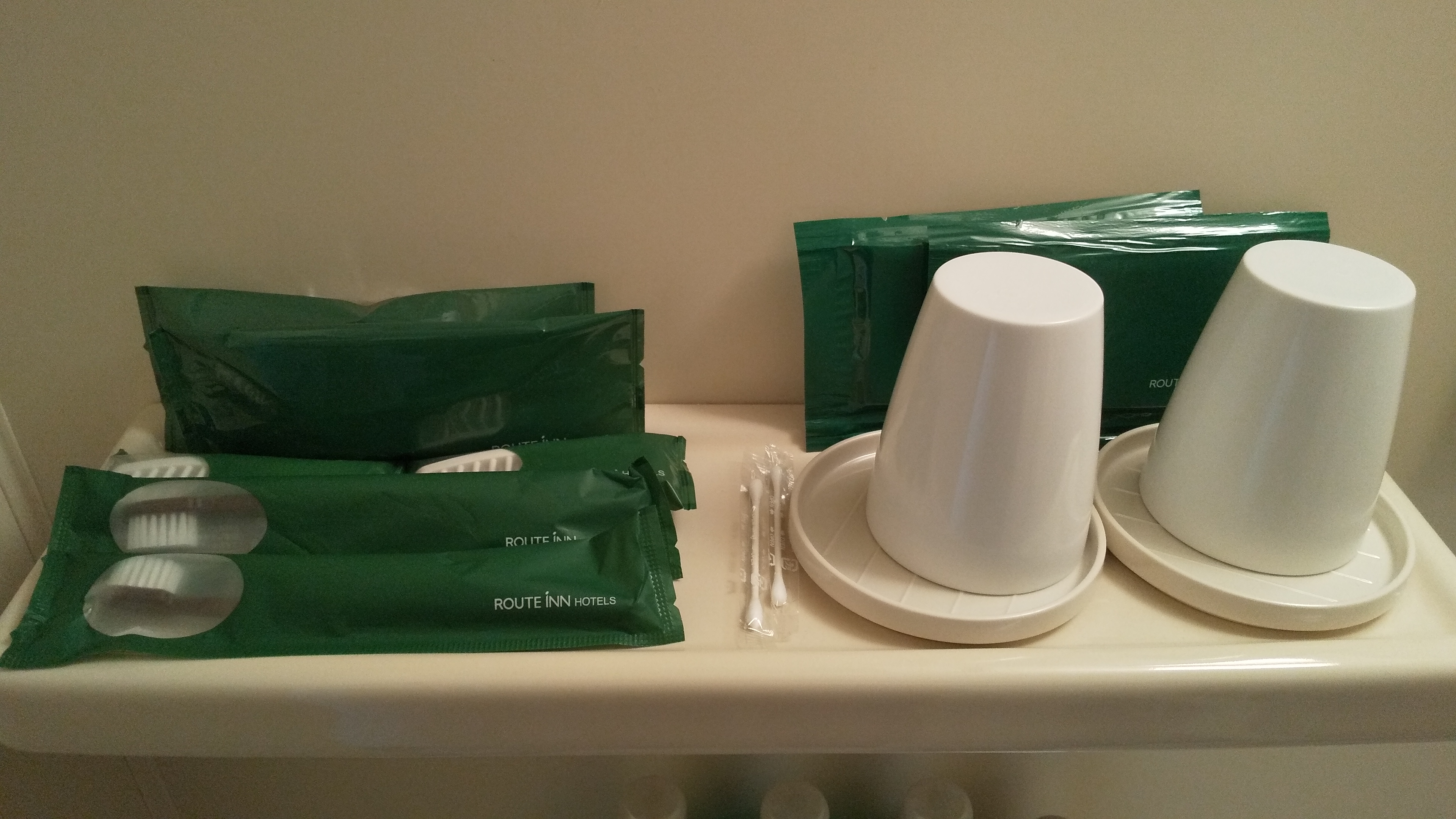 ユニットバス内　ハブラシ・ヒゲソリ・ボディスポンジくし・綿棒・メラミンコップ