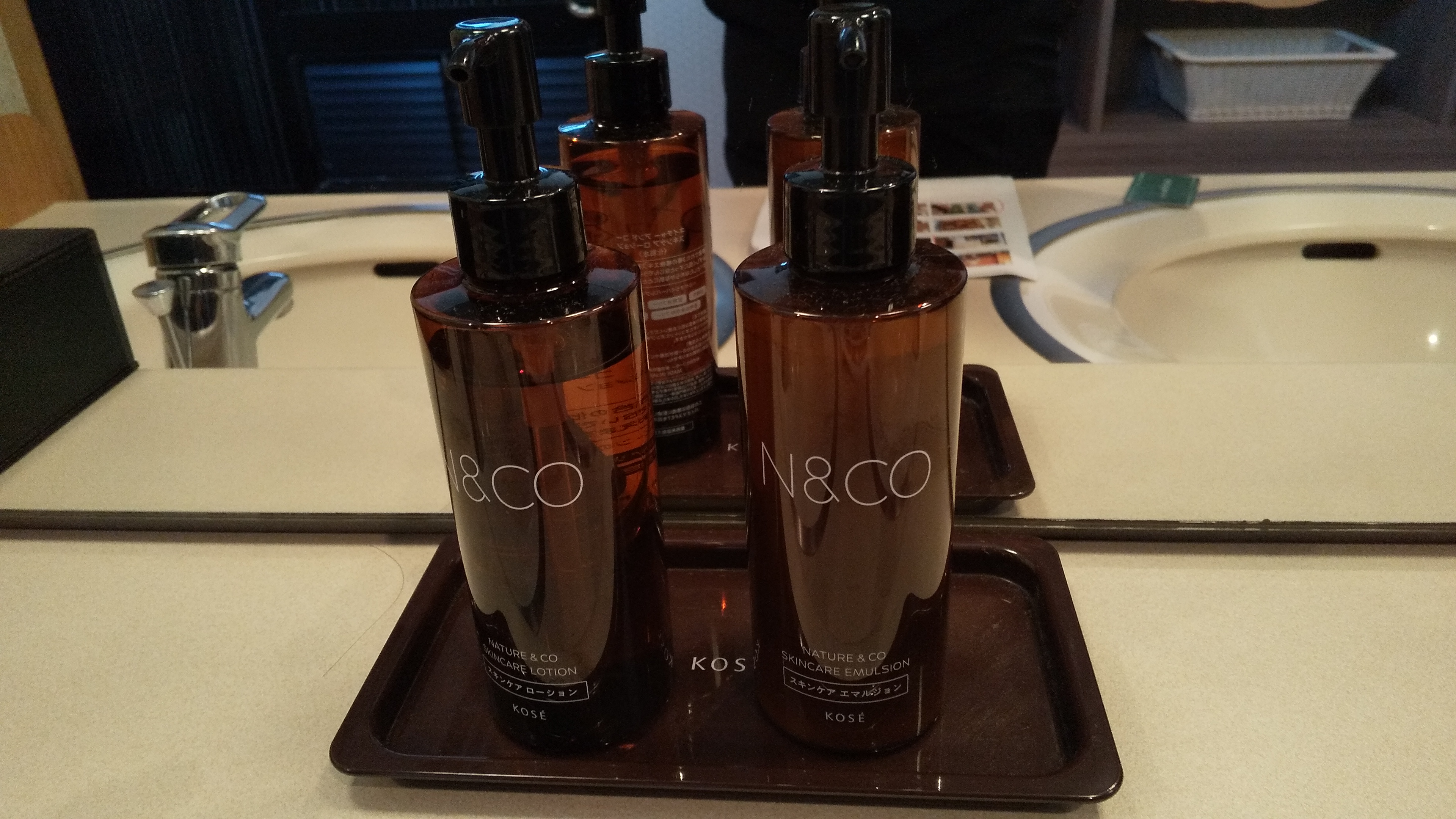 男性大浴場　脱衣所　スキンケアローション(化粧水)・スキンケアエマルジョン(乳液)