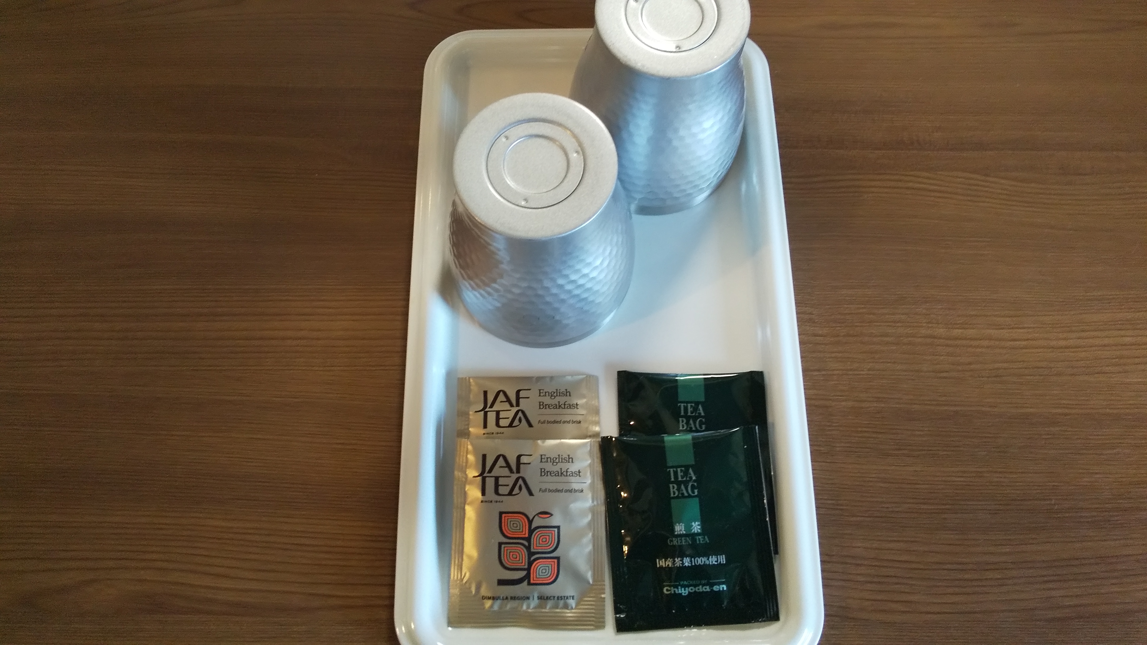 ティーバッグ(緑茶・紅茶)、タンブラーご自由にお飲み頂けます。