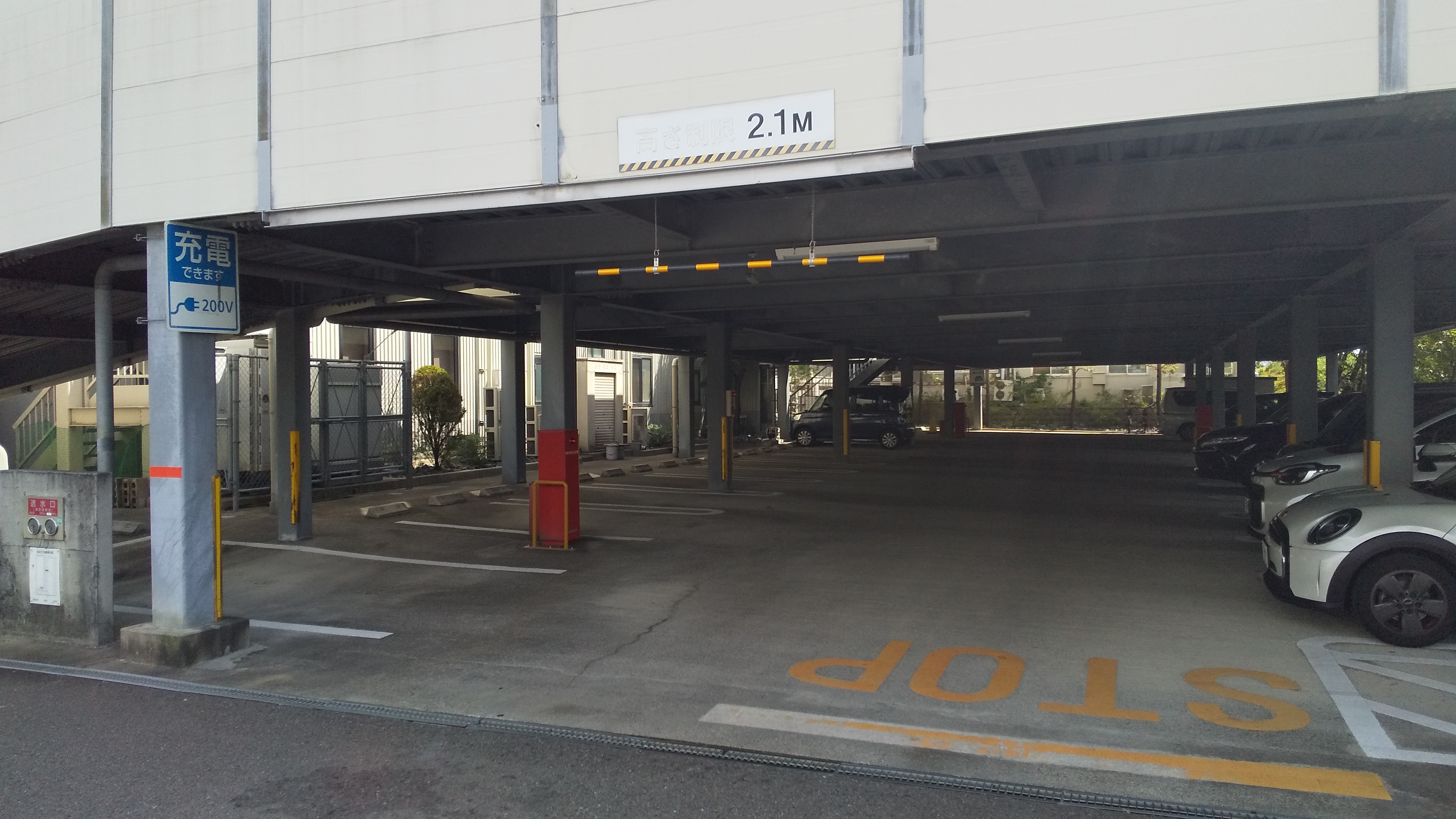 自走式立体駐車場　1階入口(高さ制限あり　2.1M)