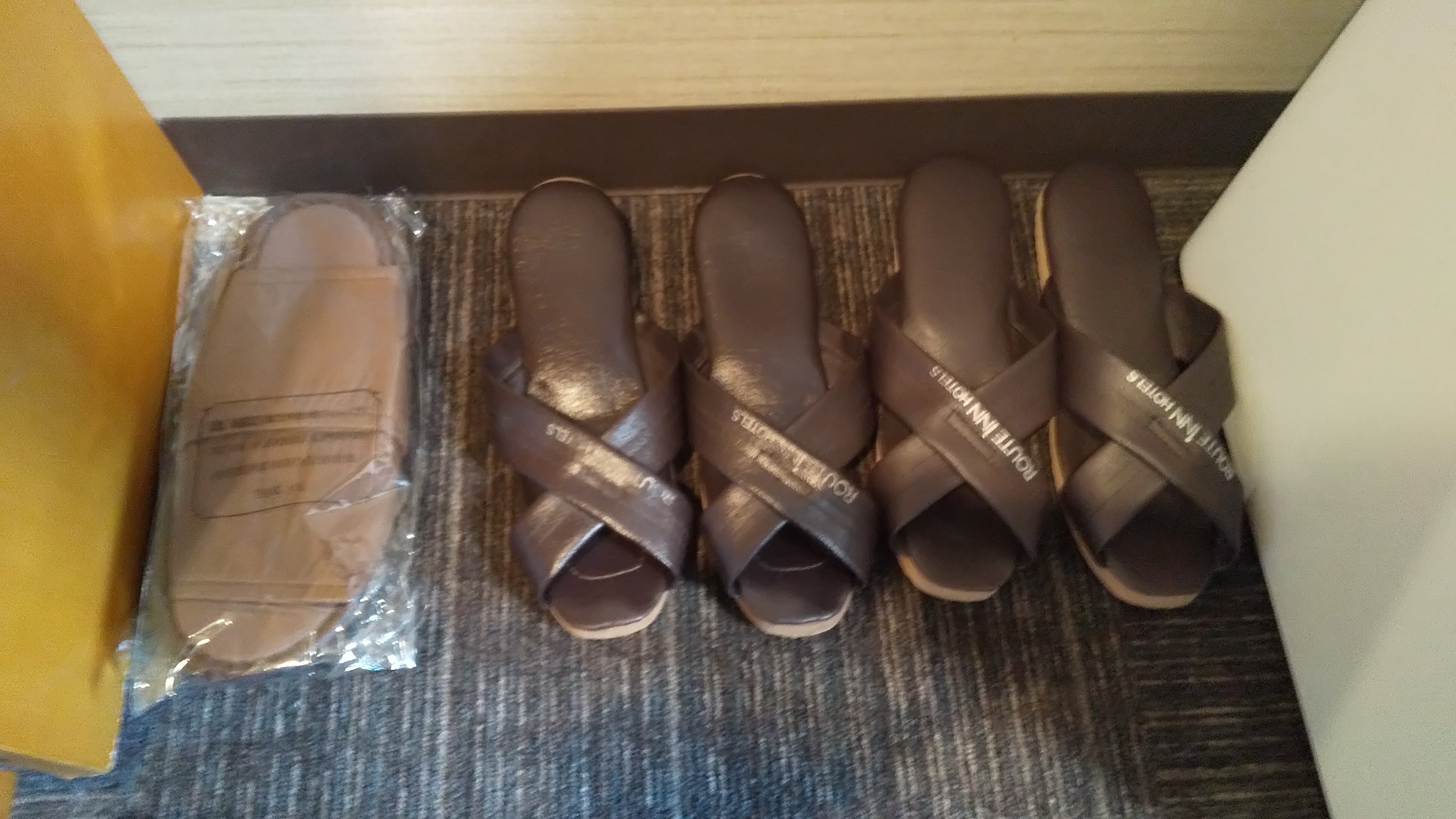 布製スリッパと使い捨て紙スリッパを設置しております。お好きな方をご利用頂けます。