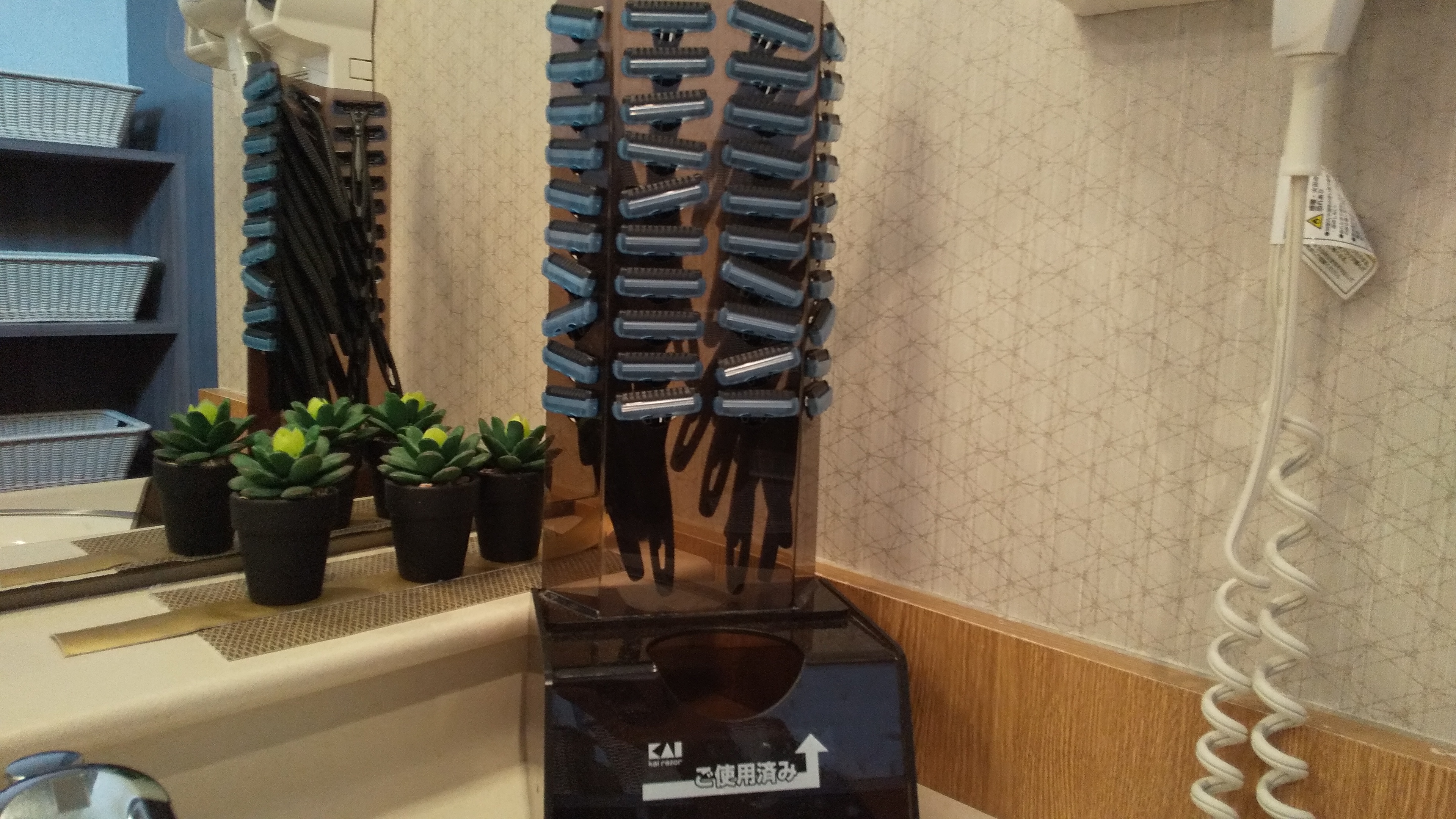 男性大浴場　脱衣所　カミソリ