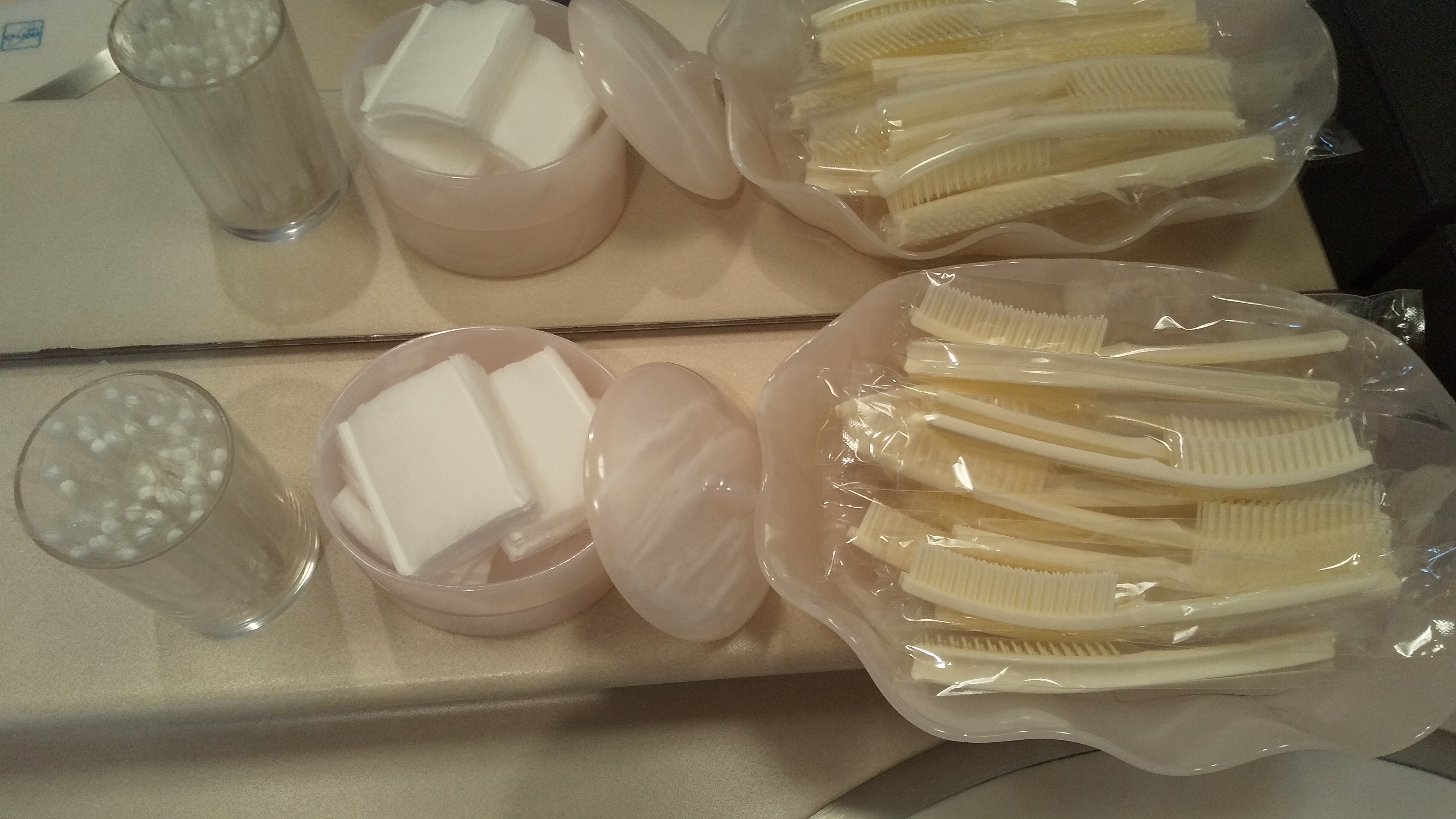 女性浴場　脱衣所　綿棒・コットン・くし