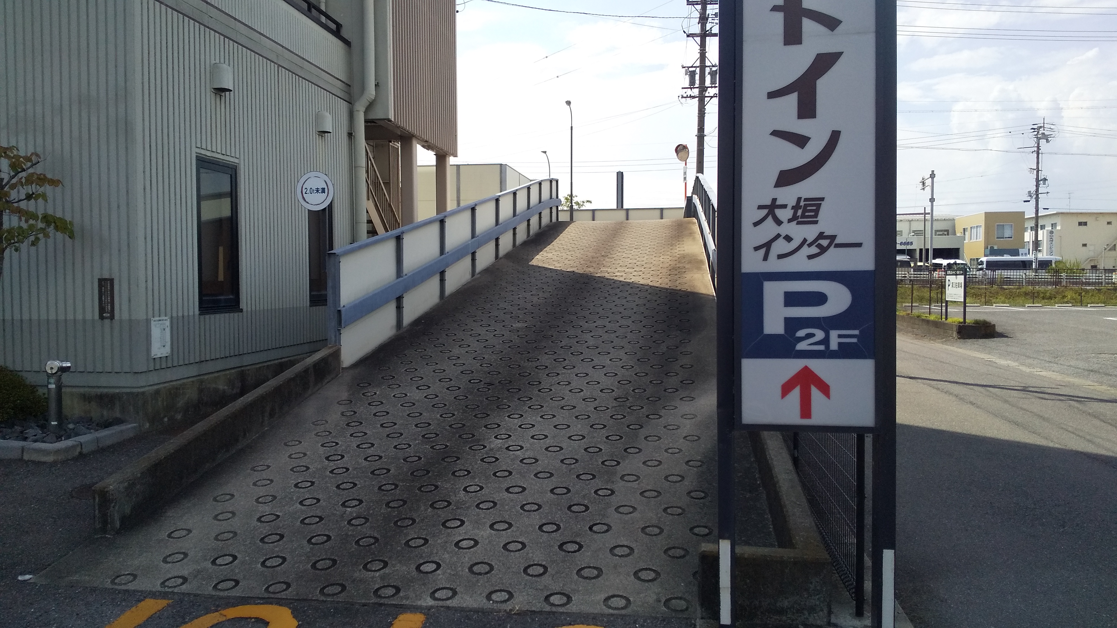 自走式立体駐車場　２階入口