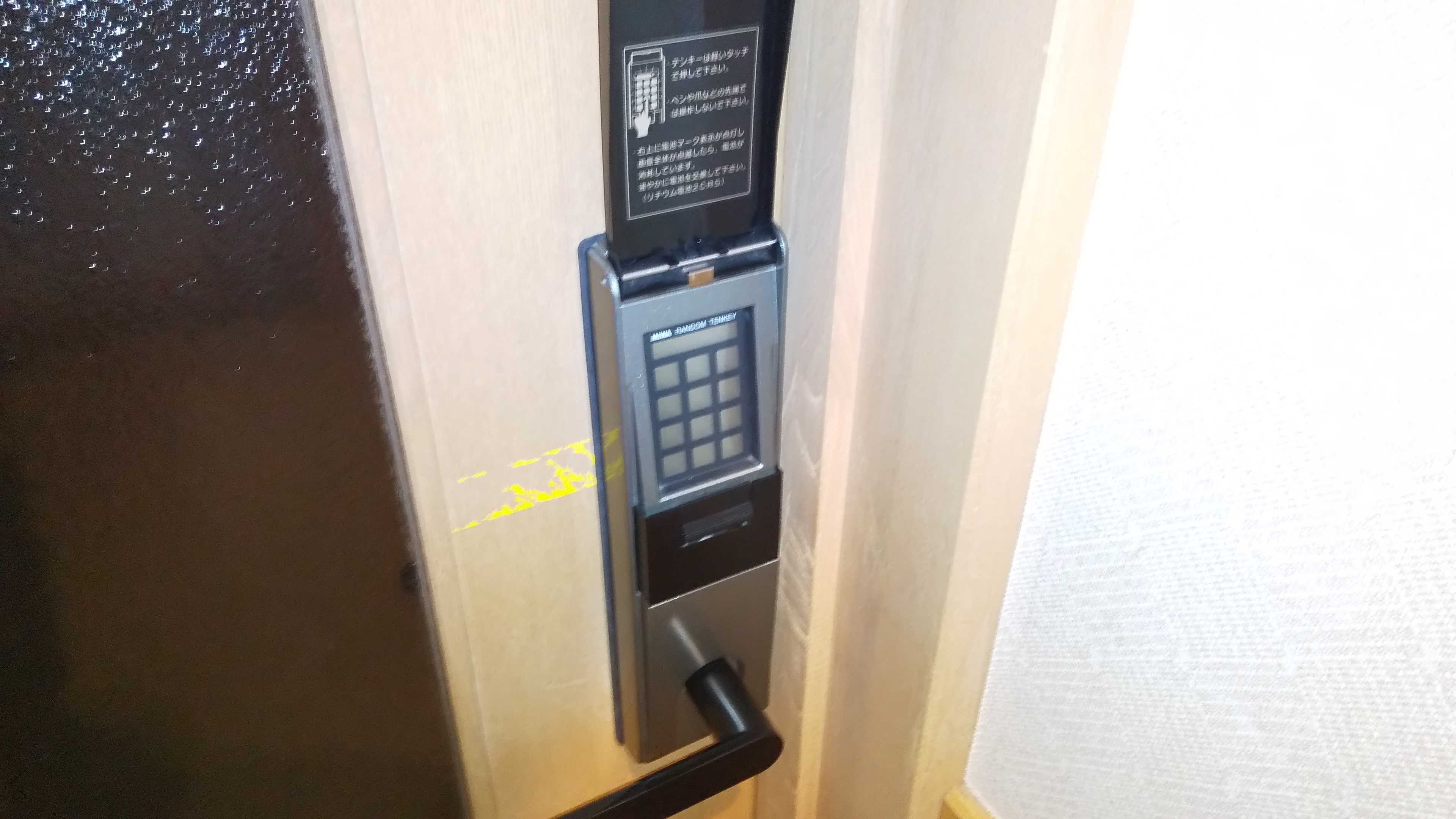 女性浴場の入口は施錠していますので安心してご利用頂けます。女性のお客様にはチェックイン時に暗証番号を