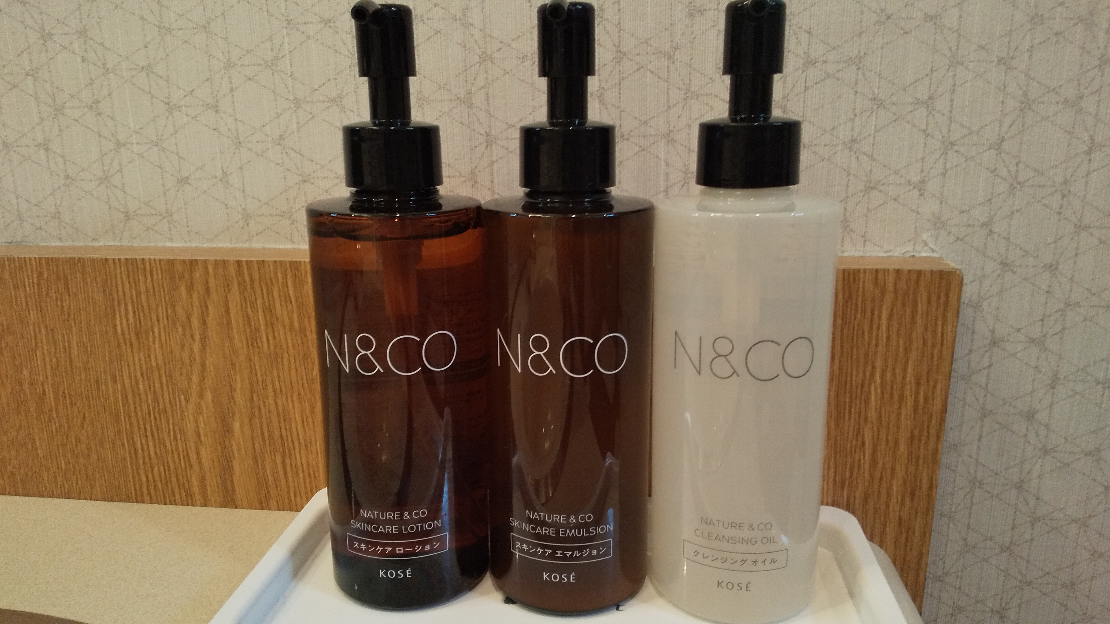 女性浴場　脱衣所　スキンケアローション(化粧水)・スキンケアエマルジョン(乳液)・クレンジングオイル