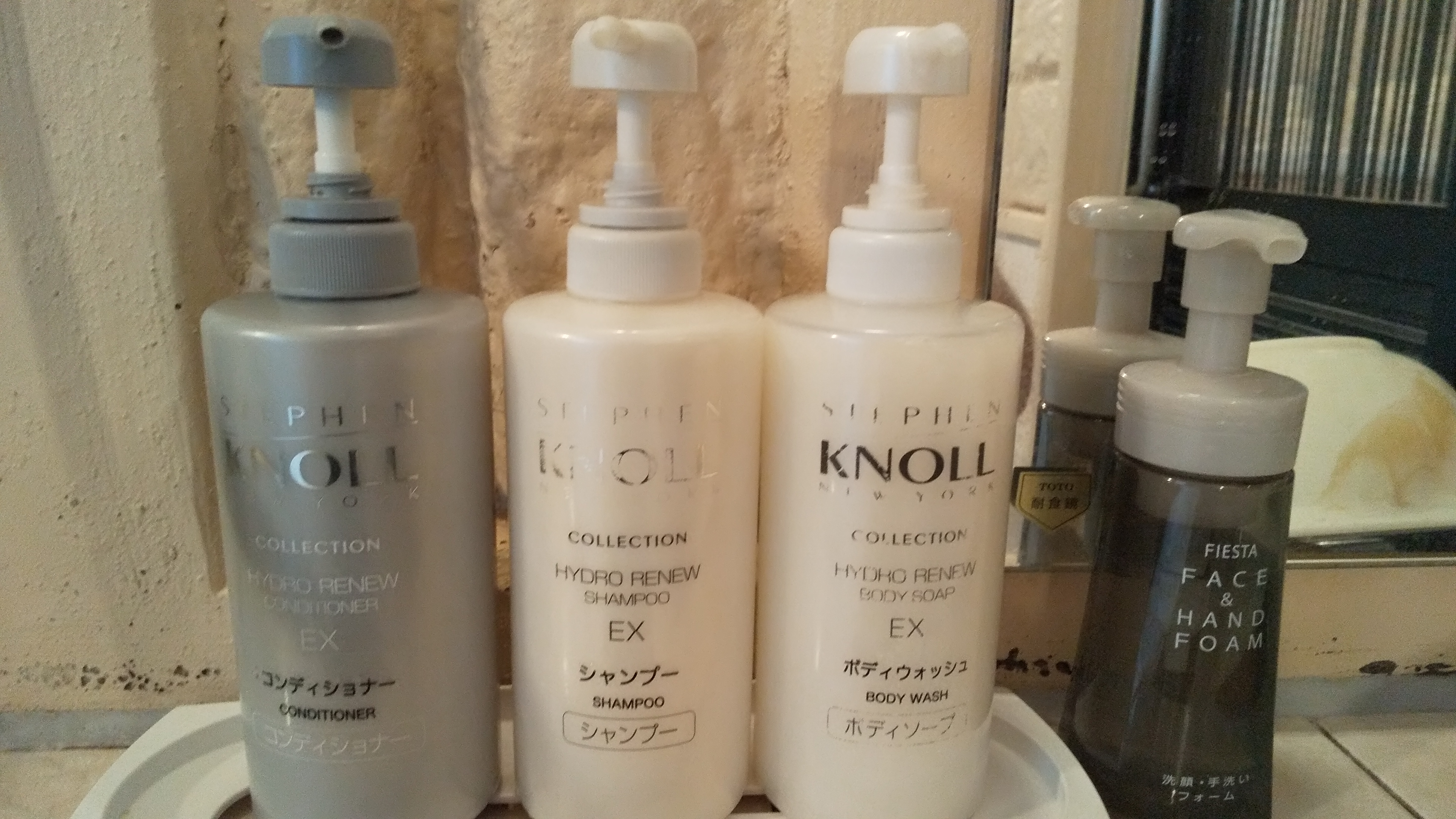 女性浴場　シャンプー・コンディショナー・ボディウォッシュ・洗顔手洗いフォーム・シェービングフォーム