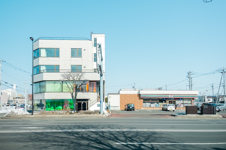 コンビニすぐ横