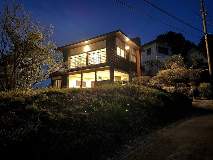 夜の静けさの中、温かい灯りで皆様をお迎えします。...