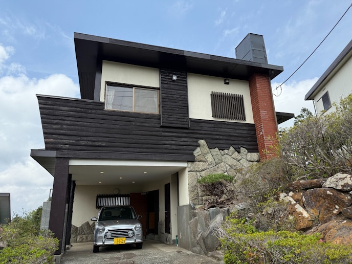 便利な屋根付き駐車場も備えてあります。