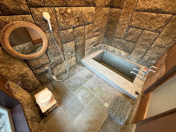 情緒のある広い浴室