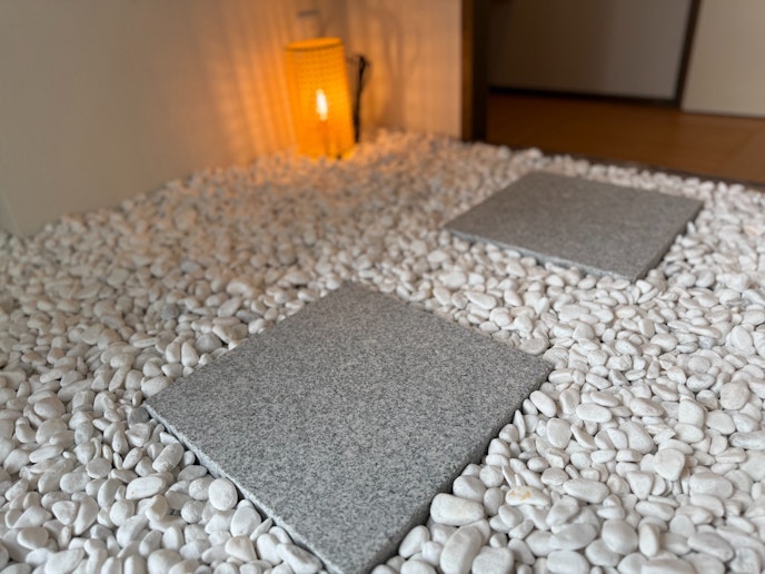 寝室２を通り抜けると、癒しの小径スペースがあります。...