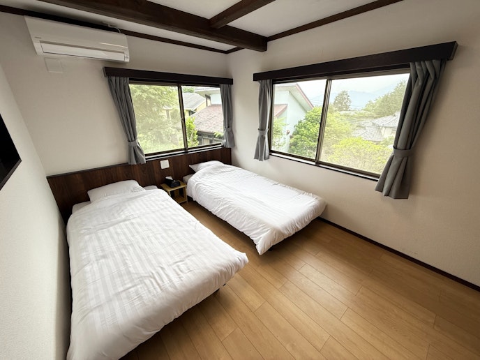 自然光がたっぷり降り注ぐツインルームで、ゆったりとした時間をお過ごしいただけます。