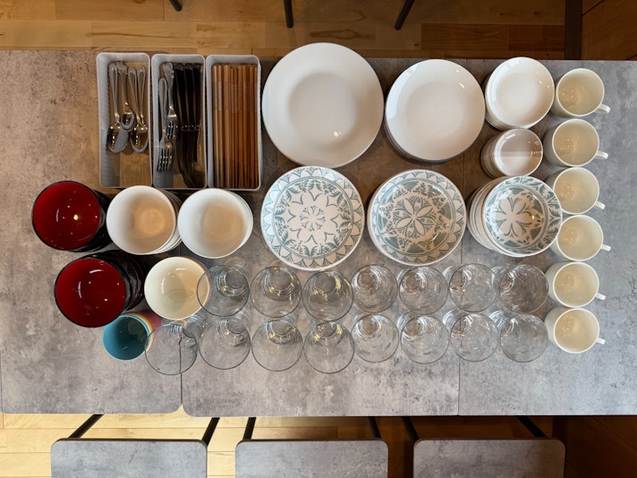 お食事の時間をさらに豊かにするため、多彩なカトラリーをご用意しています。...