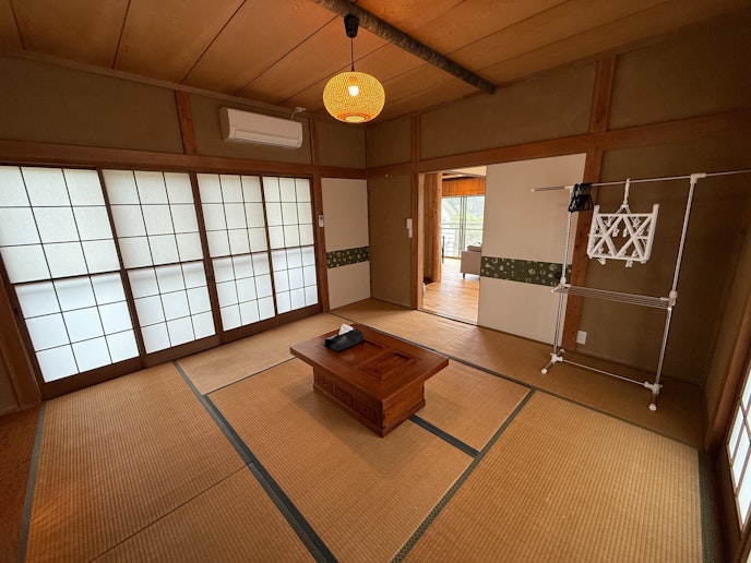 リビングへのアクセスはよく、物干しも用意しております。