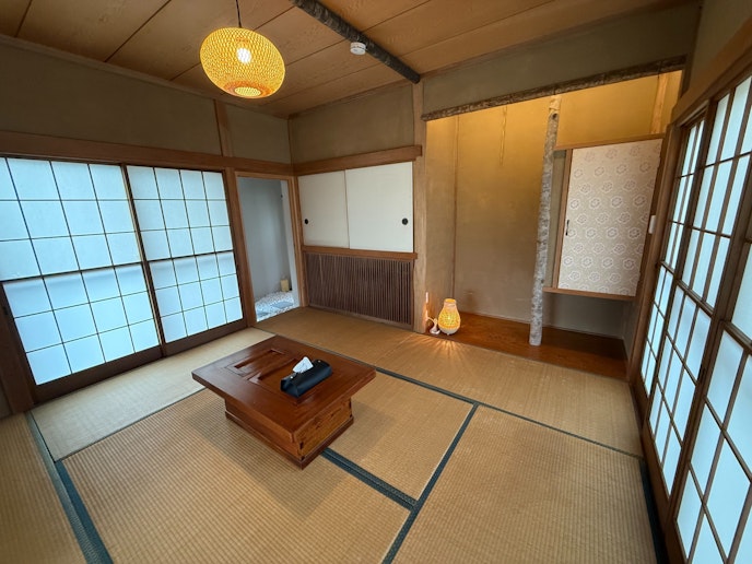 障子から差し込む柔らかな自然光と、畳の香りに包まれる純和風の一室。お布団を敷いてゆったりとお休...