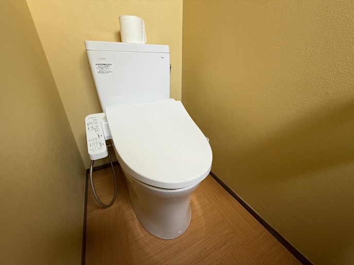 ２階二つの和室の間に位置するウォシュレットトイレ